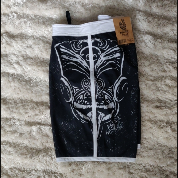 🎉Host Pick🎉 NWT tiki mask board shorts - Picture 4 of 4